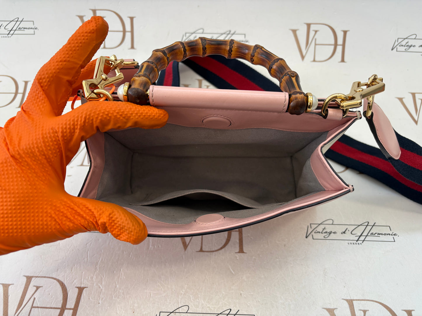 383839 - Gucci Nymphaea