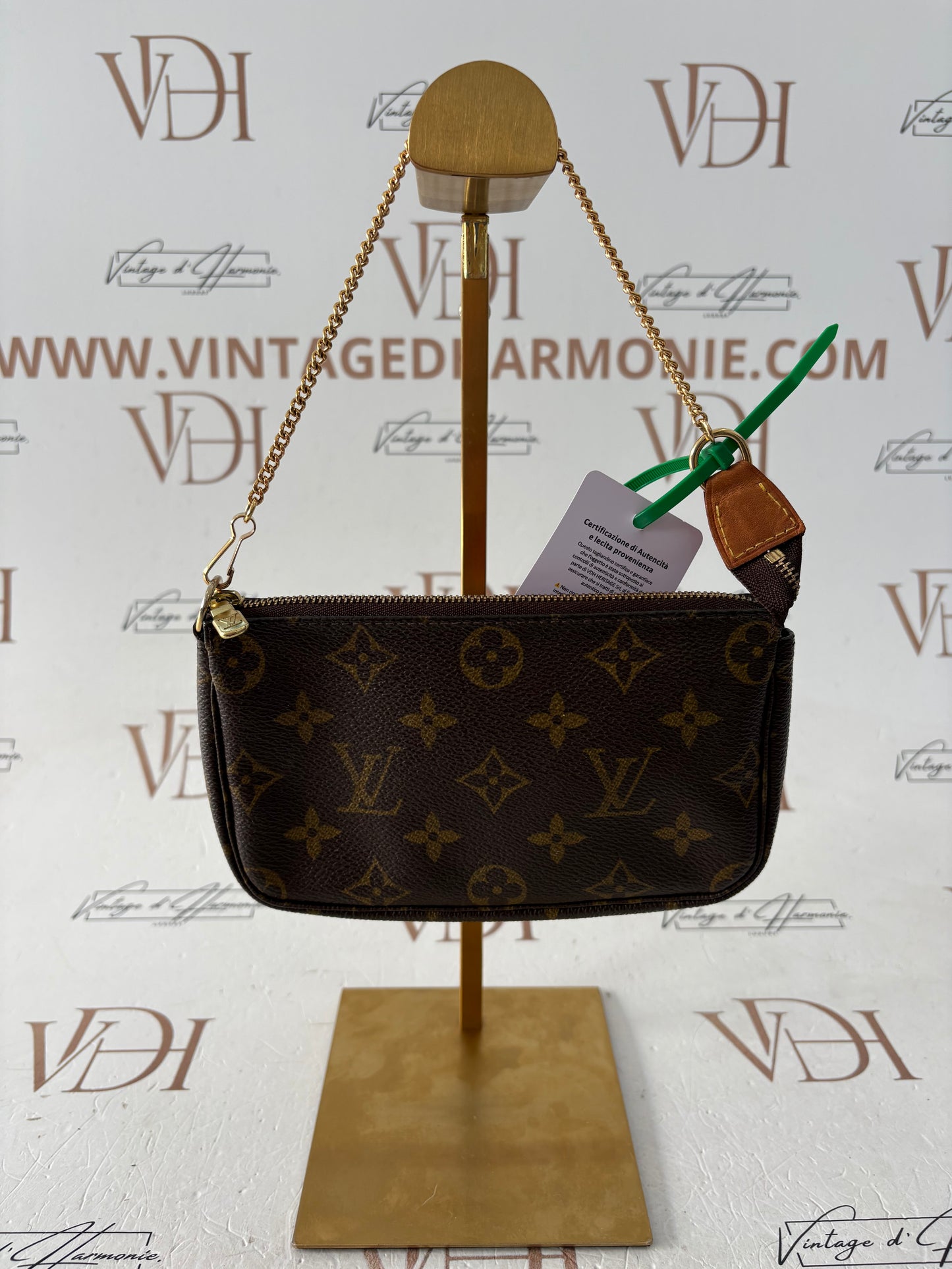 017115 - Louis Vuitton Bucket Attached