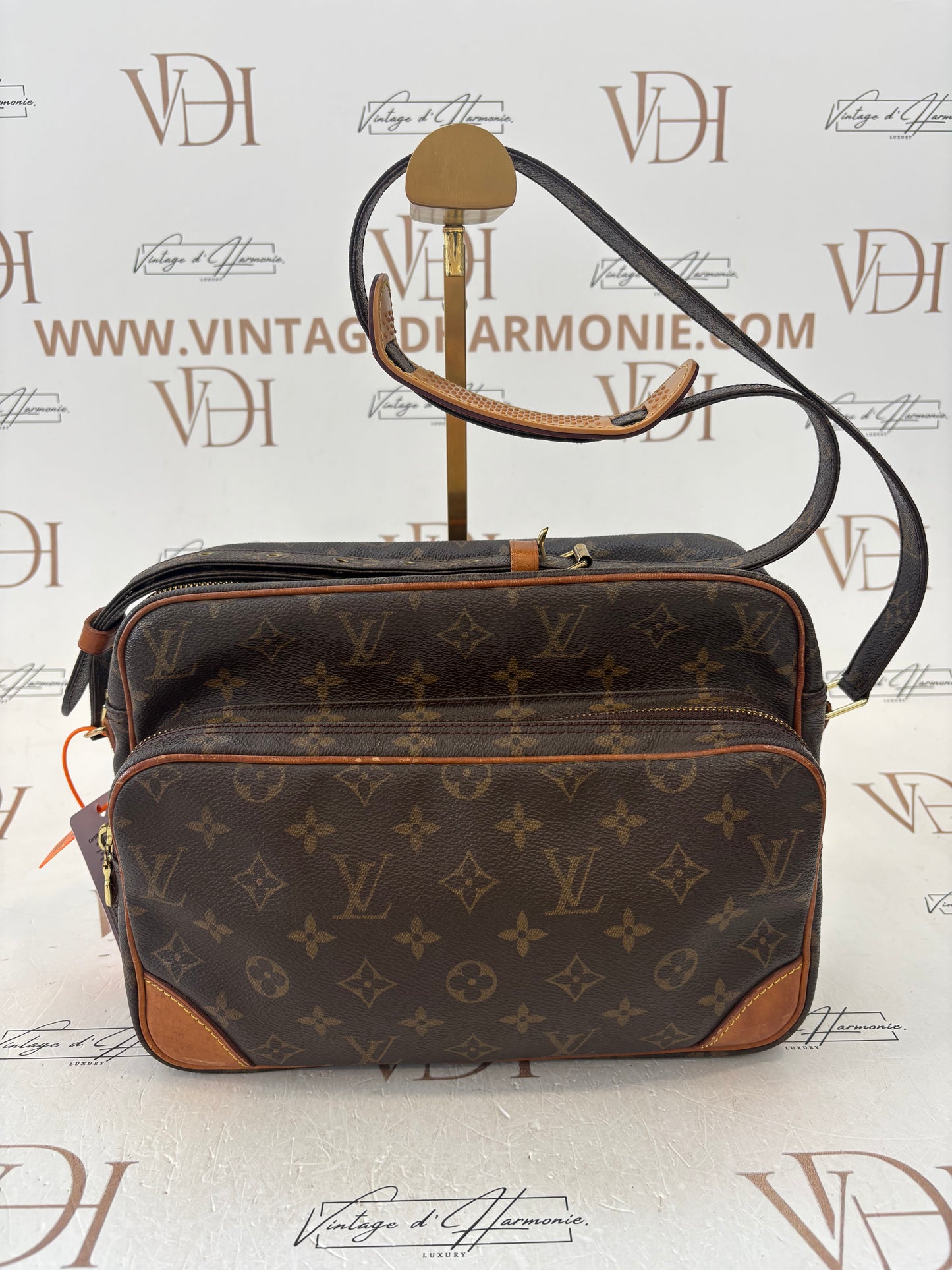 018525 - Louis Vuitton Nile