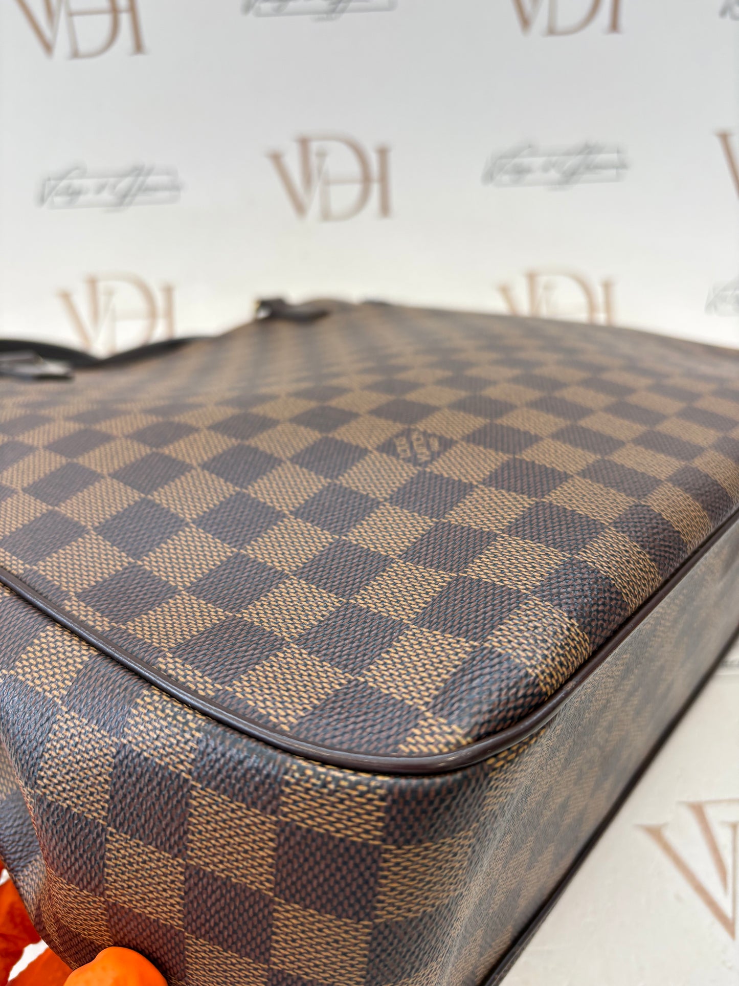 018260 - Louis Vuitton Uzes
