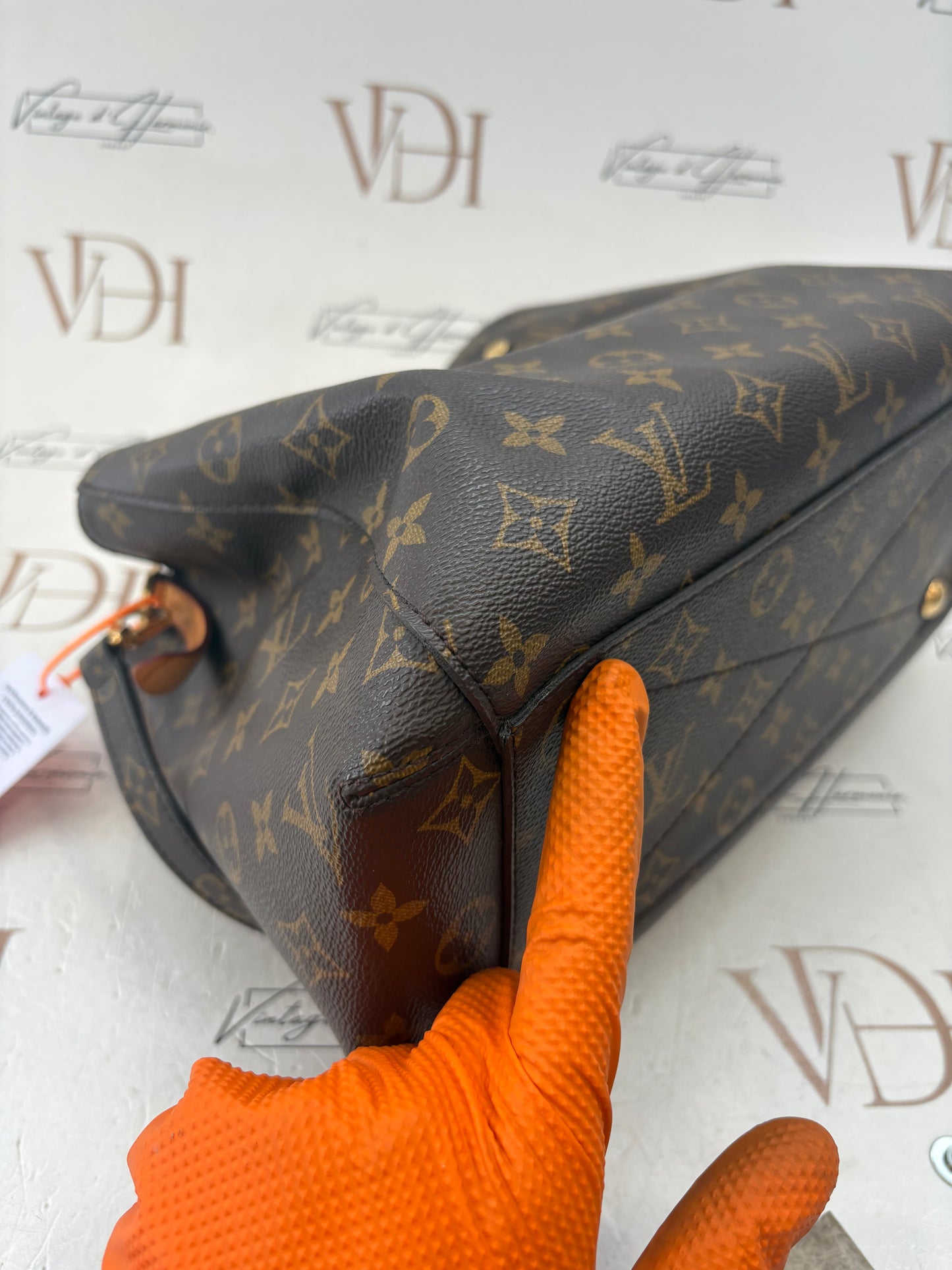 384100 - Louis Vuitton Montaigne
