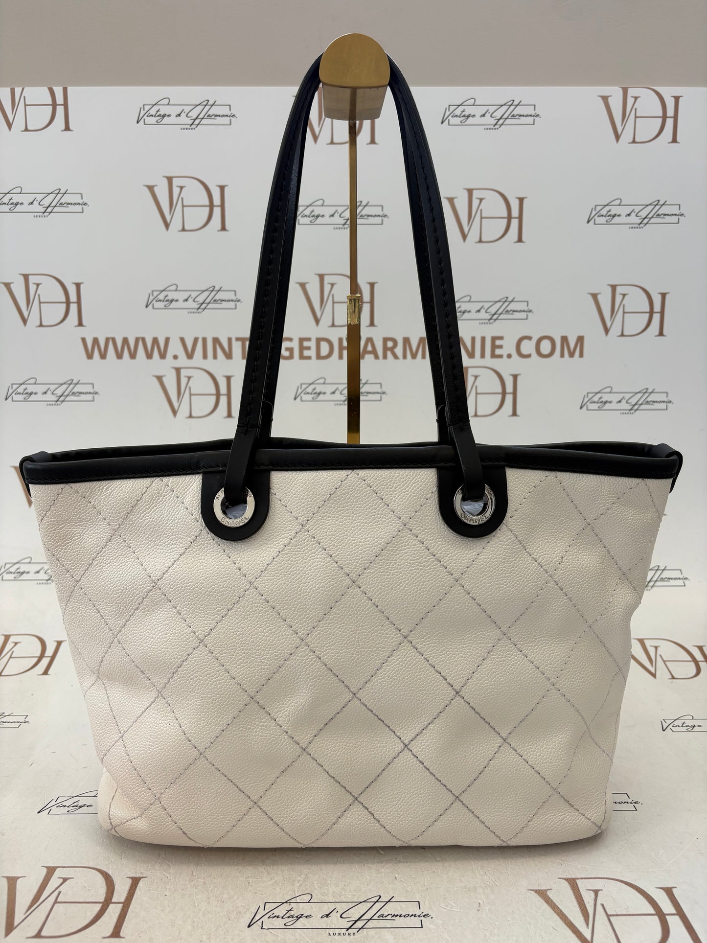 017088 - Chanel White On The Road