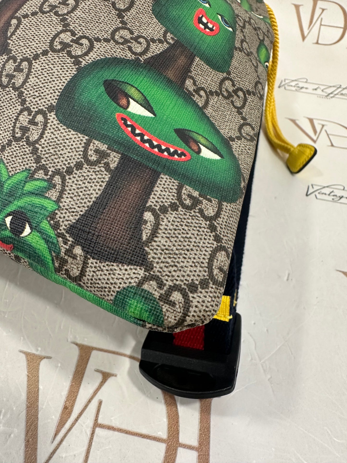 102377 - Gucci Pouch