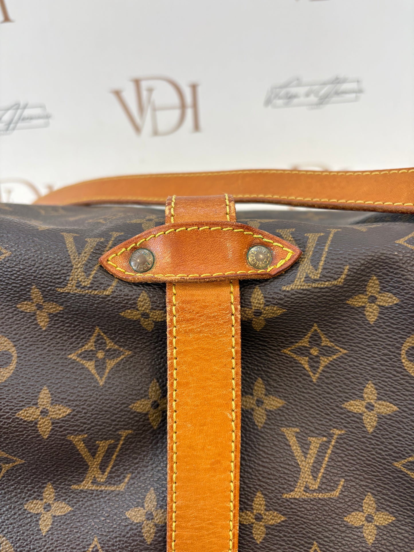 018589 - Louis Vuitton Saumur 35