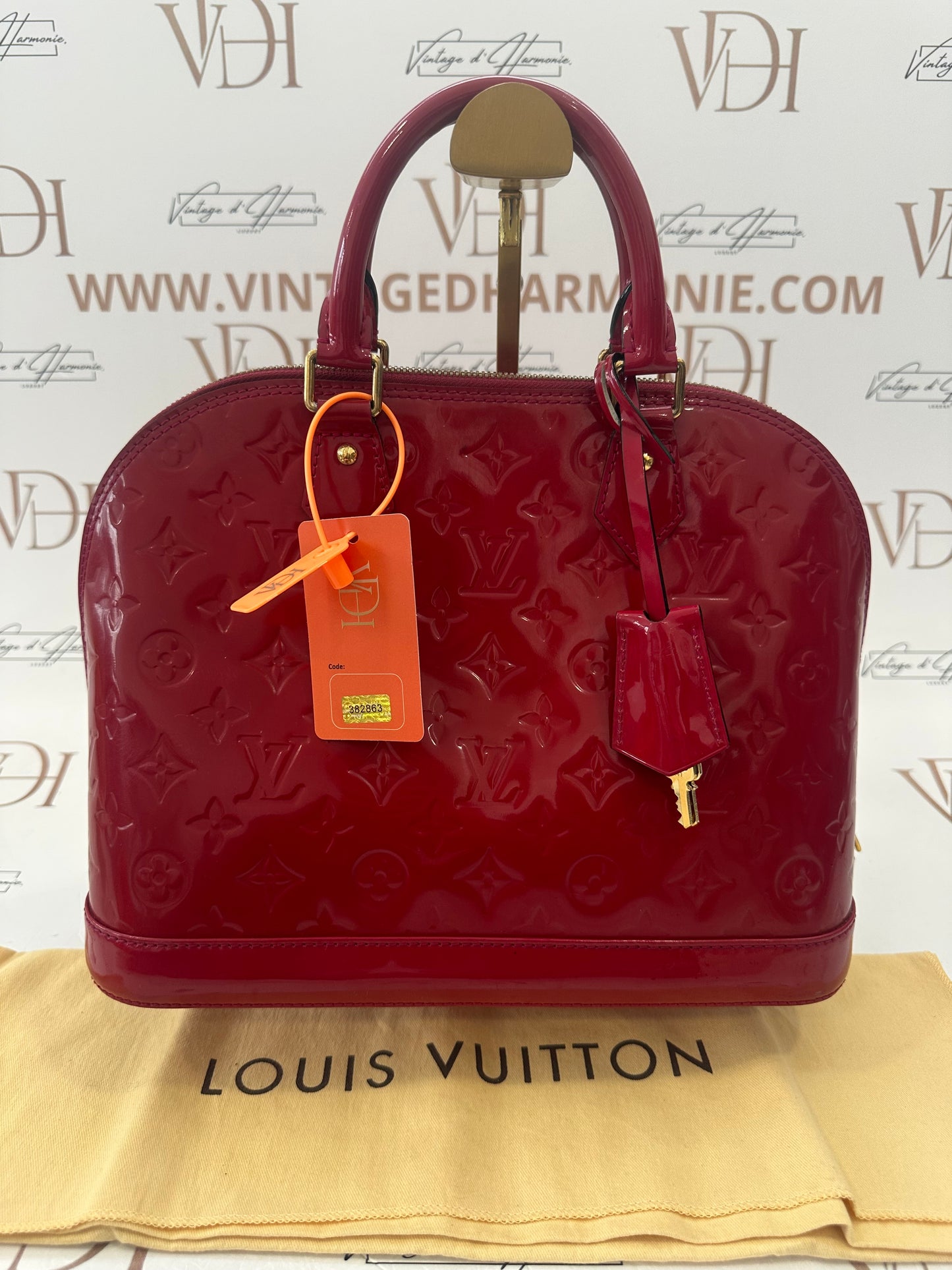 382863 - Louis Vuitton Alma Vernis Red