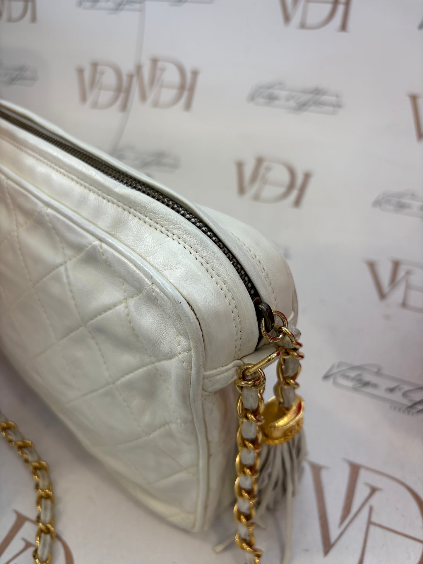 018527 - Chanel White Camera