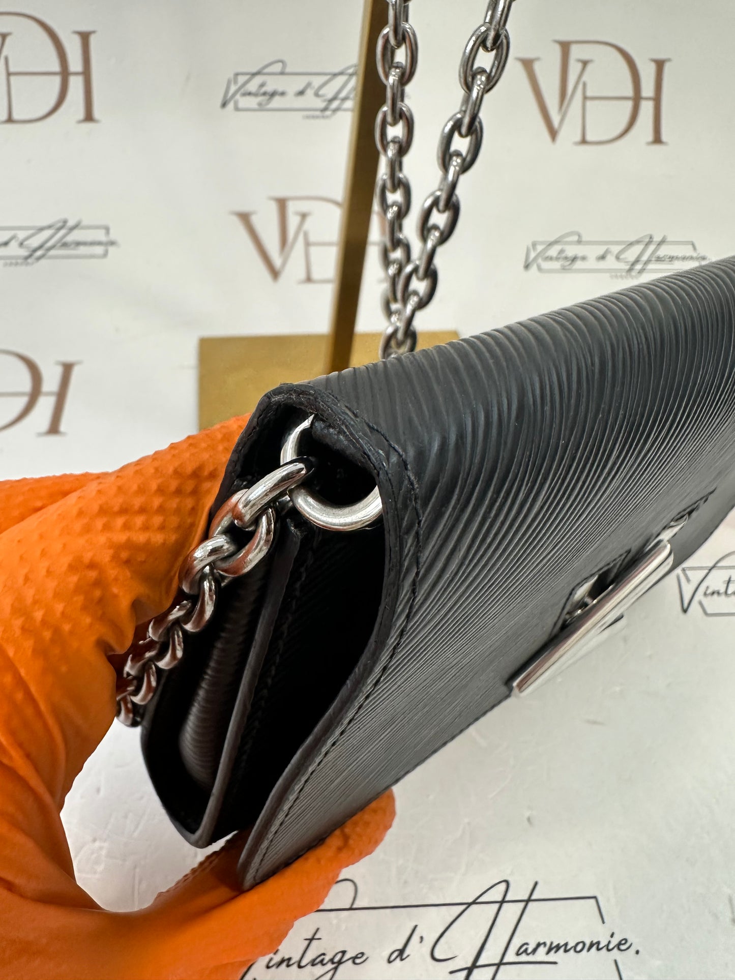 102322 - Louis Vuitton Twist