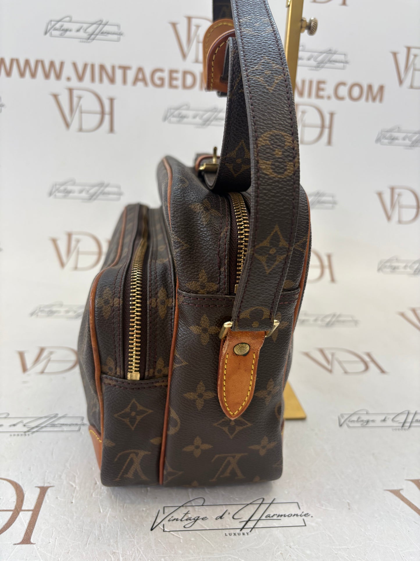 018525 - Louis Vuitton Nile