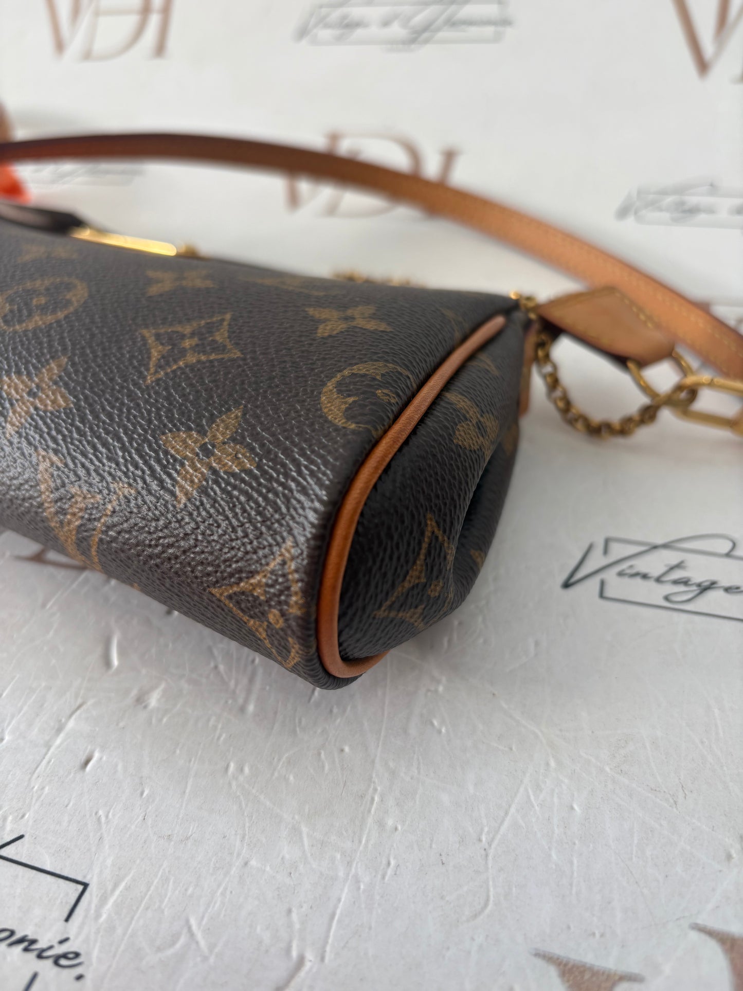016927 - Louis Vuitton Eva