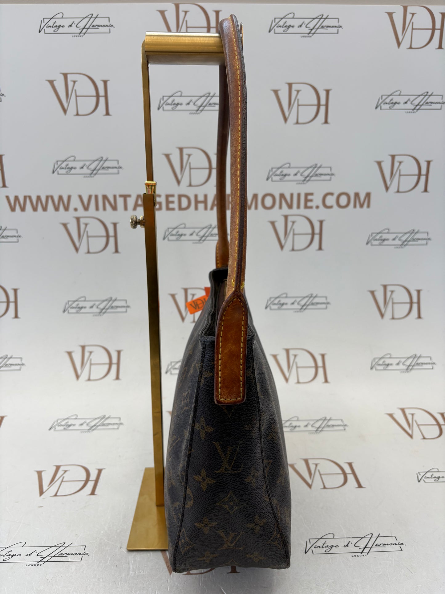018949 - Louis Vuitton Looping MM