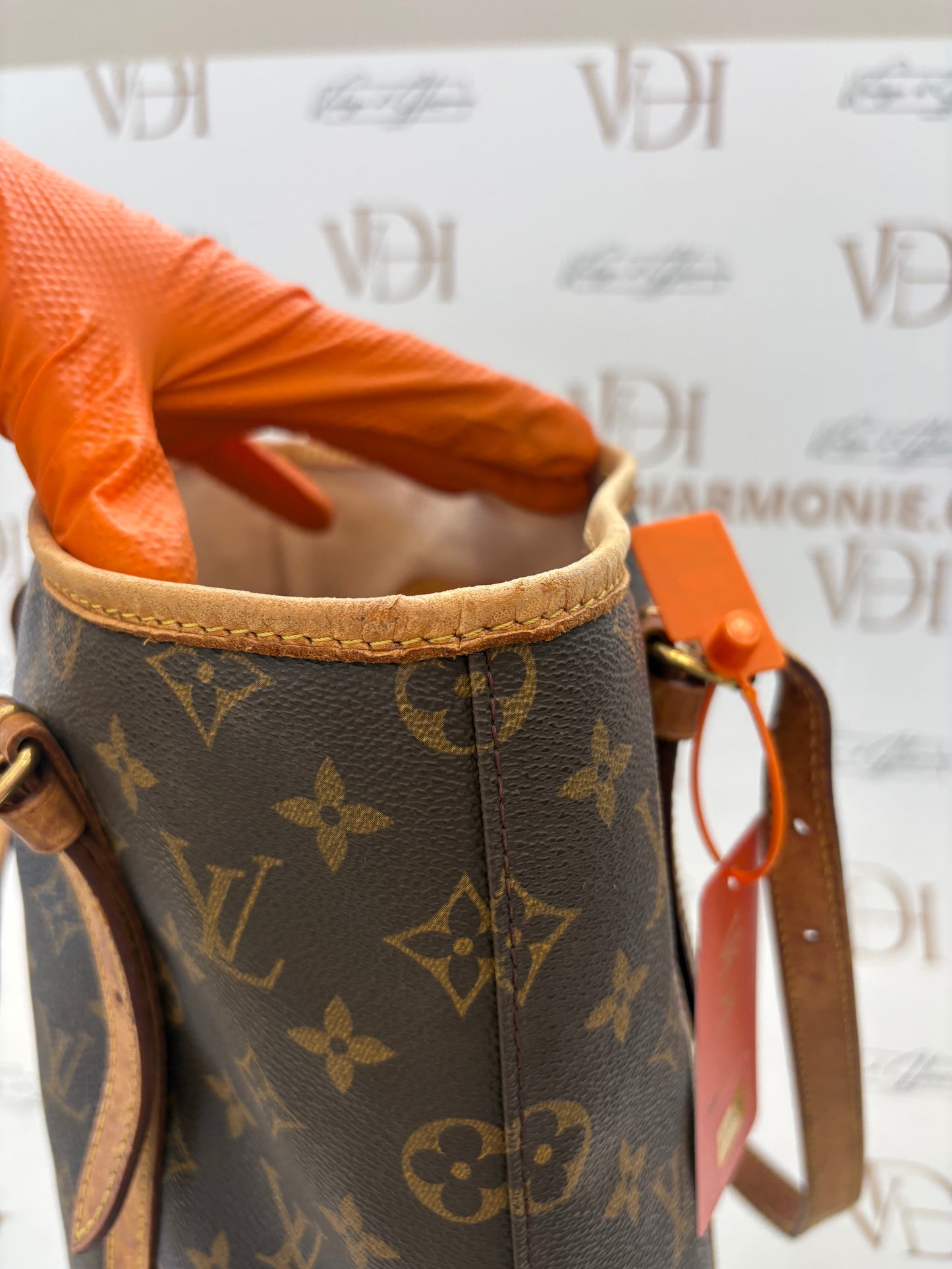 018539 - Louis Vuitton Bucket GM