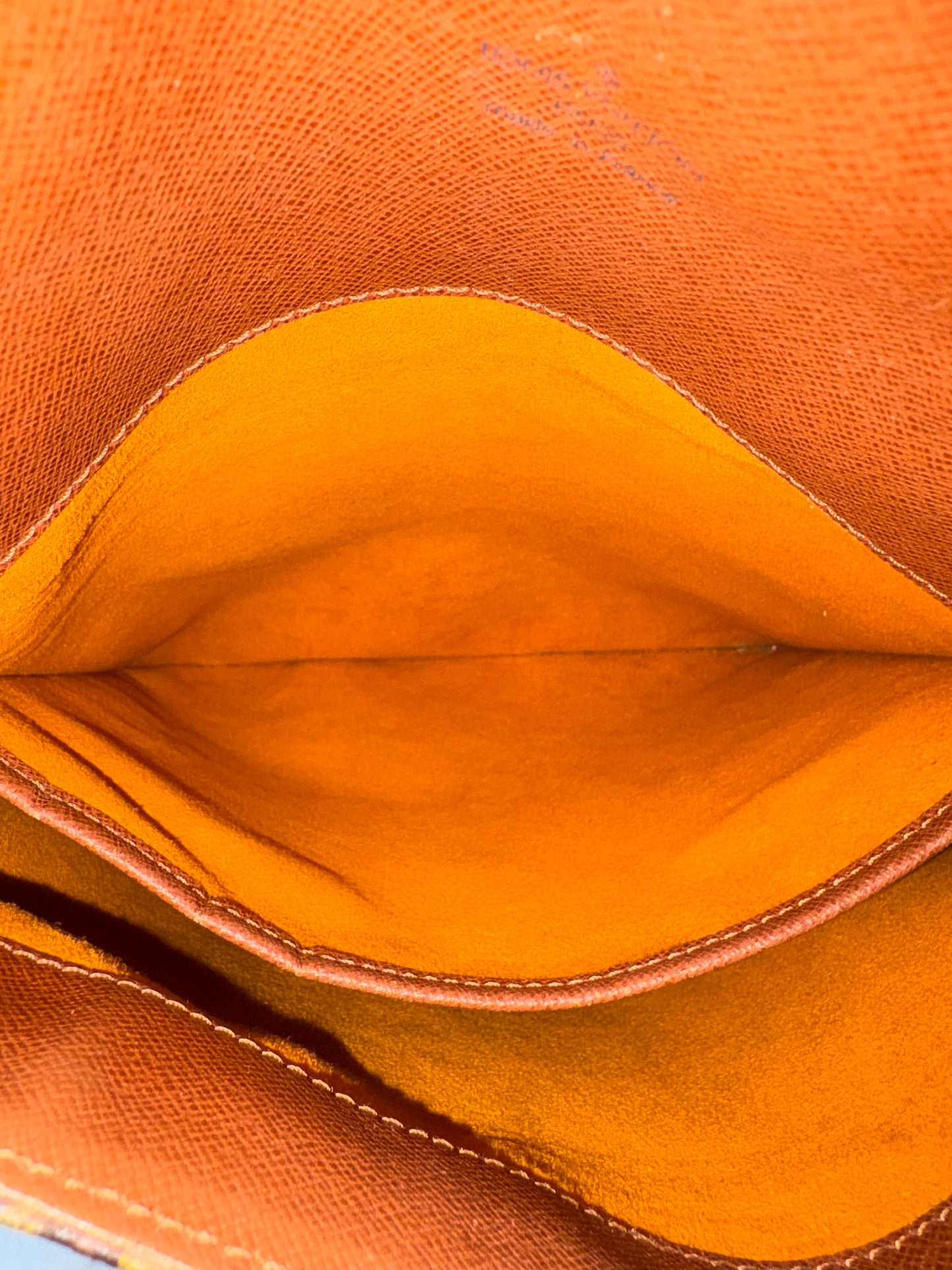 018990 - Louis Vuitton Musette