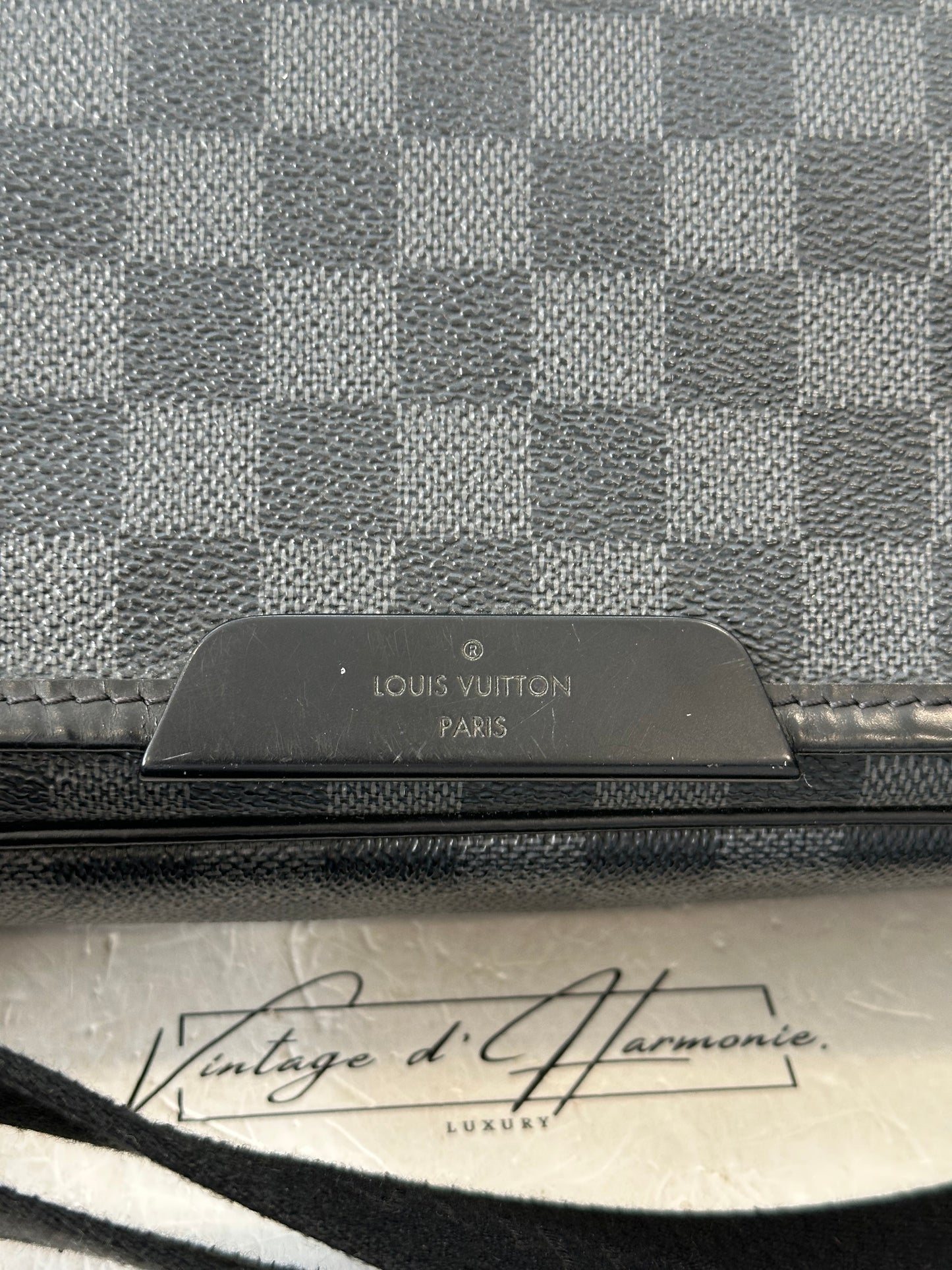 200815 - Louis Vuitton Messenger