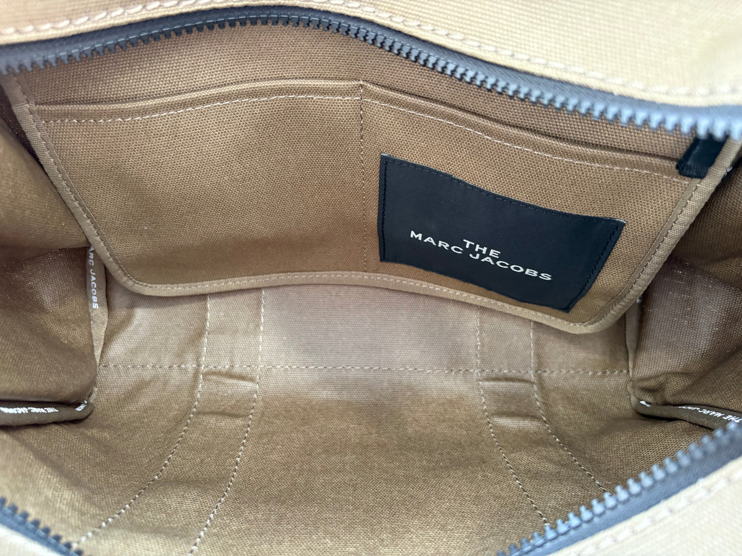 383967 - Marc Jacobs Traveler