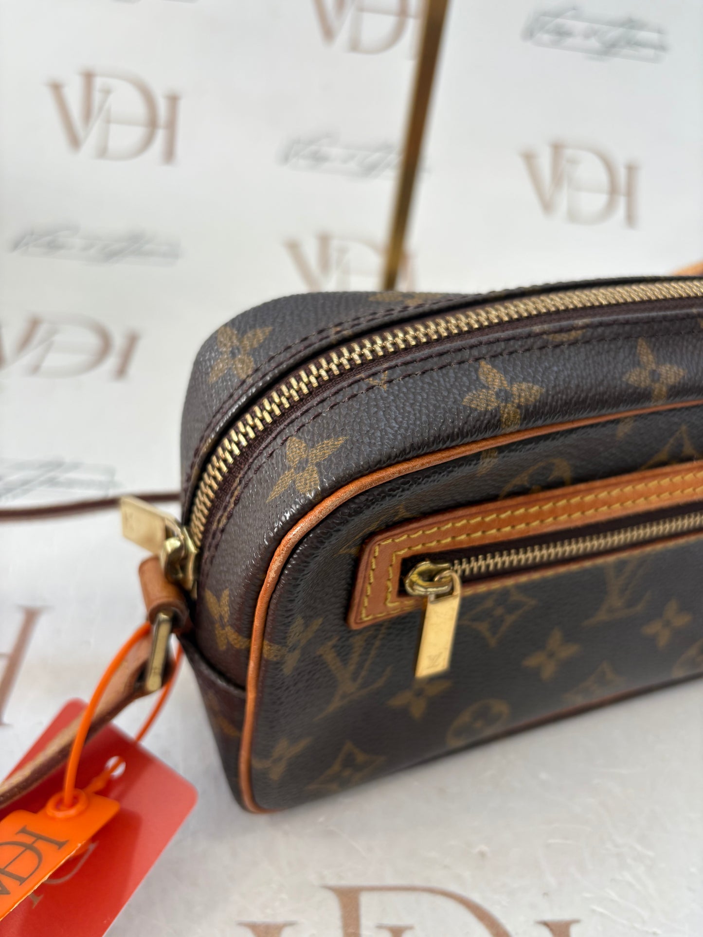 018526 - Louis Vuitton Pochette Cite