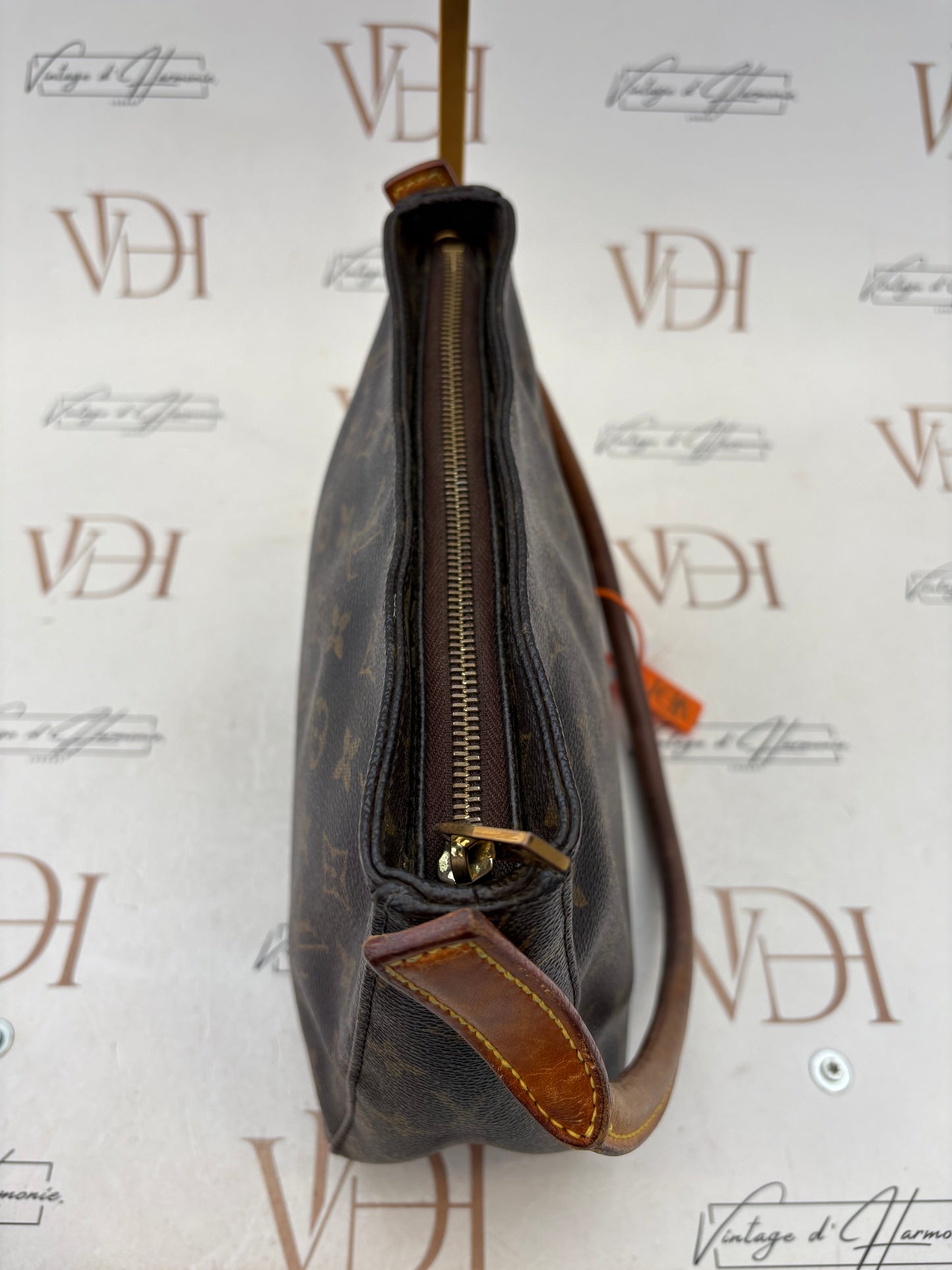 018949 - Louis Vuitton Looping MM