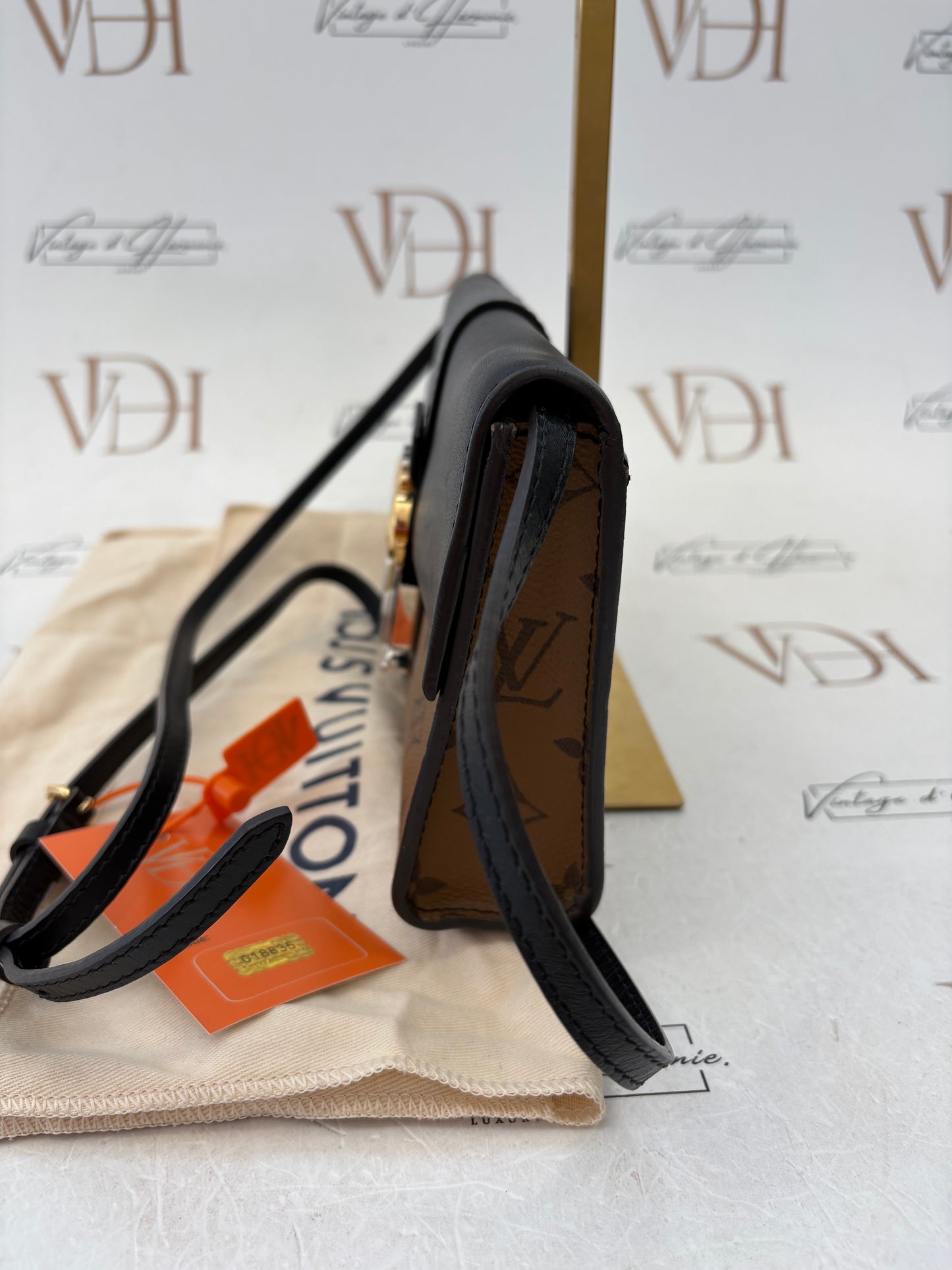 018835 - Louis Vuitton Reverse Column