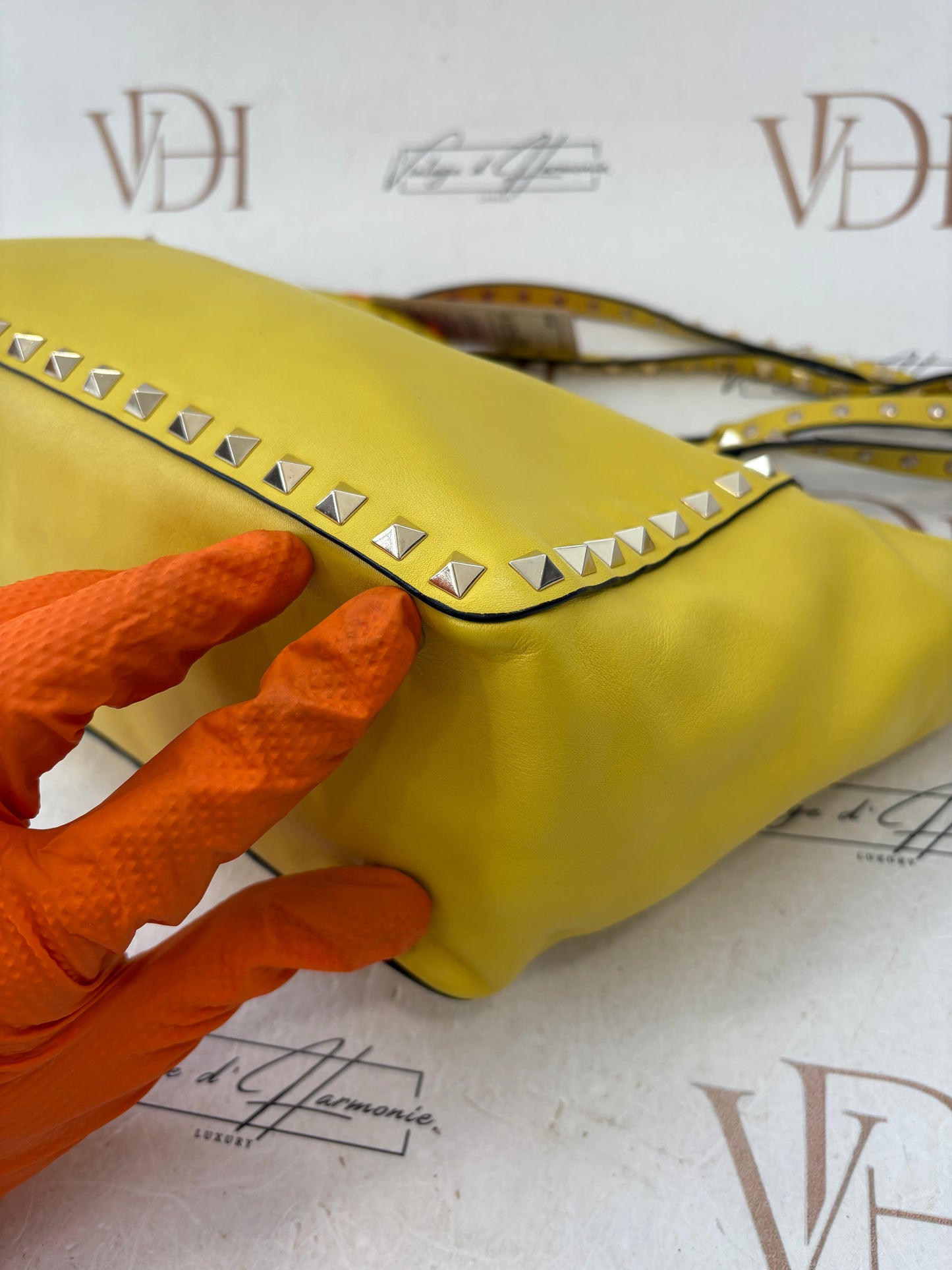 018339 - Valentino Rockstud Yellow