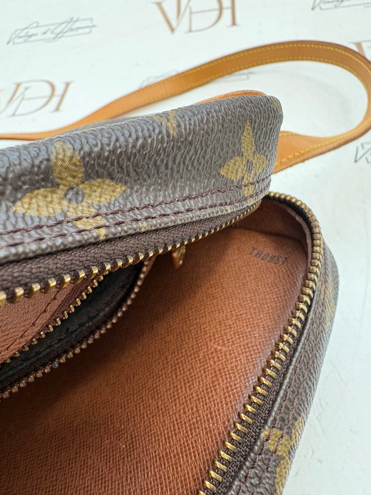 018713 - Louis Vuitton Jeune Fille