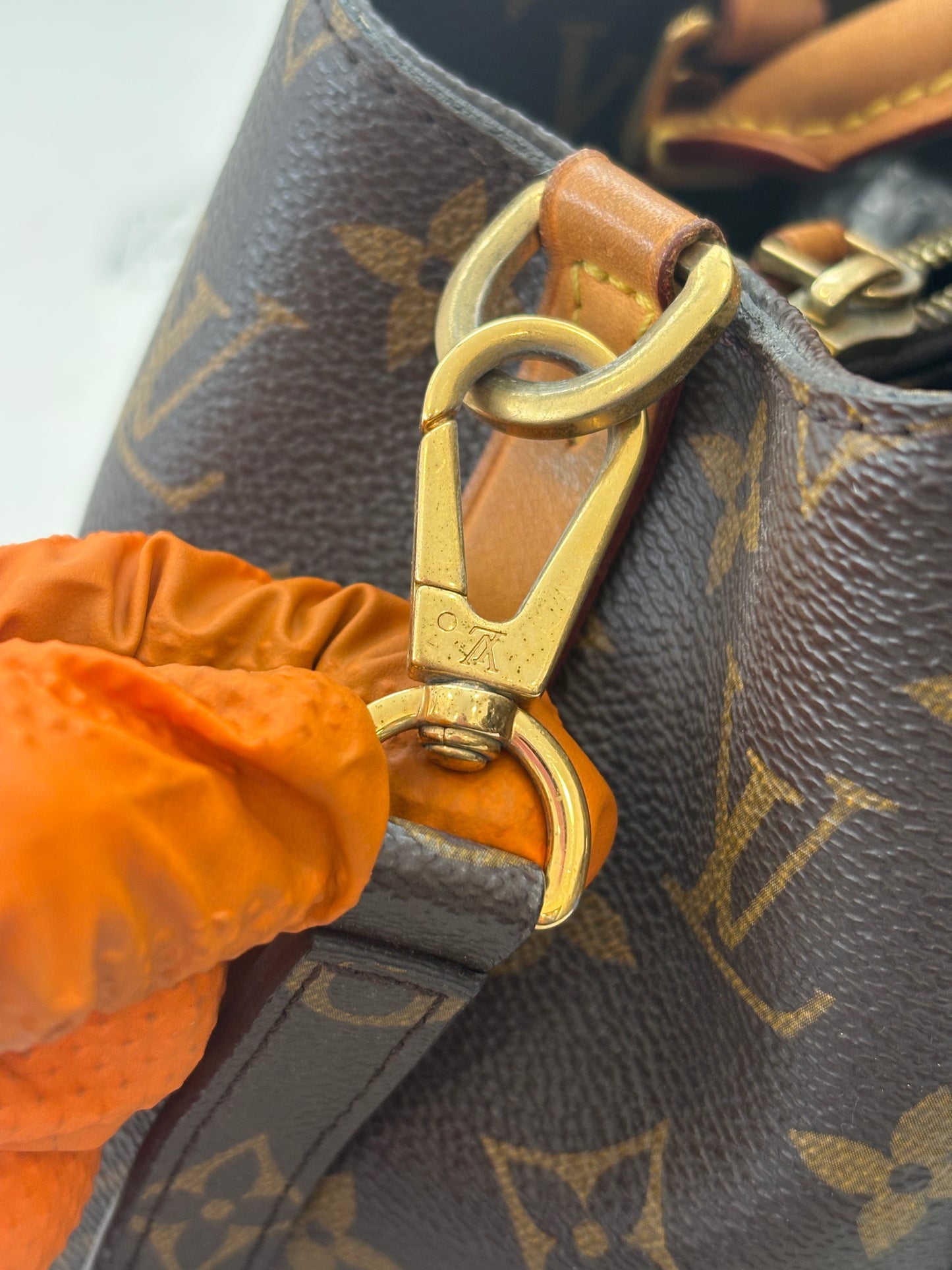 384100 - Louis Vuitton Montaigne