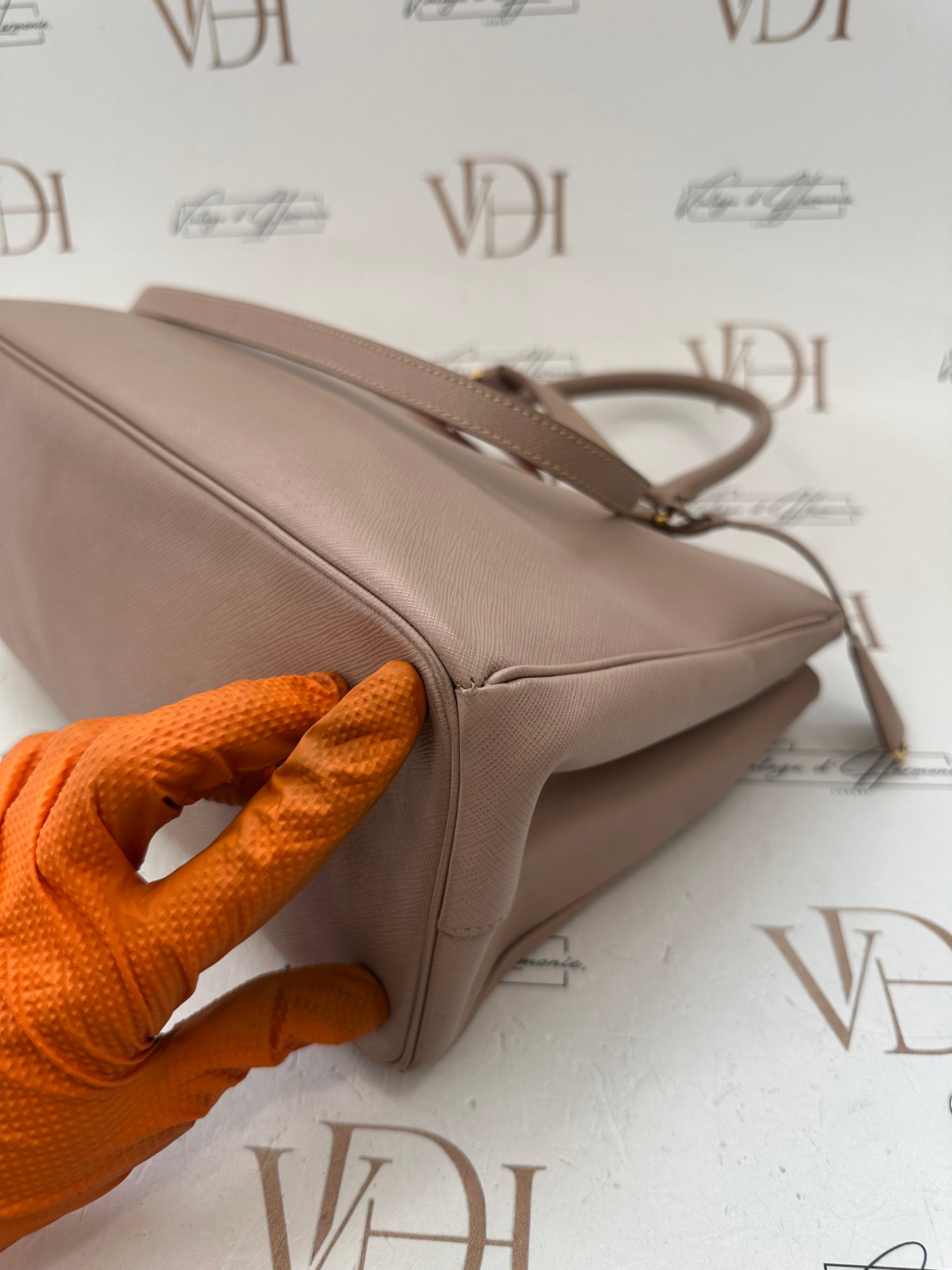 384301 - Prada Galleria