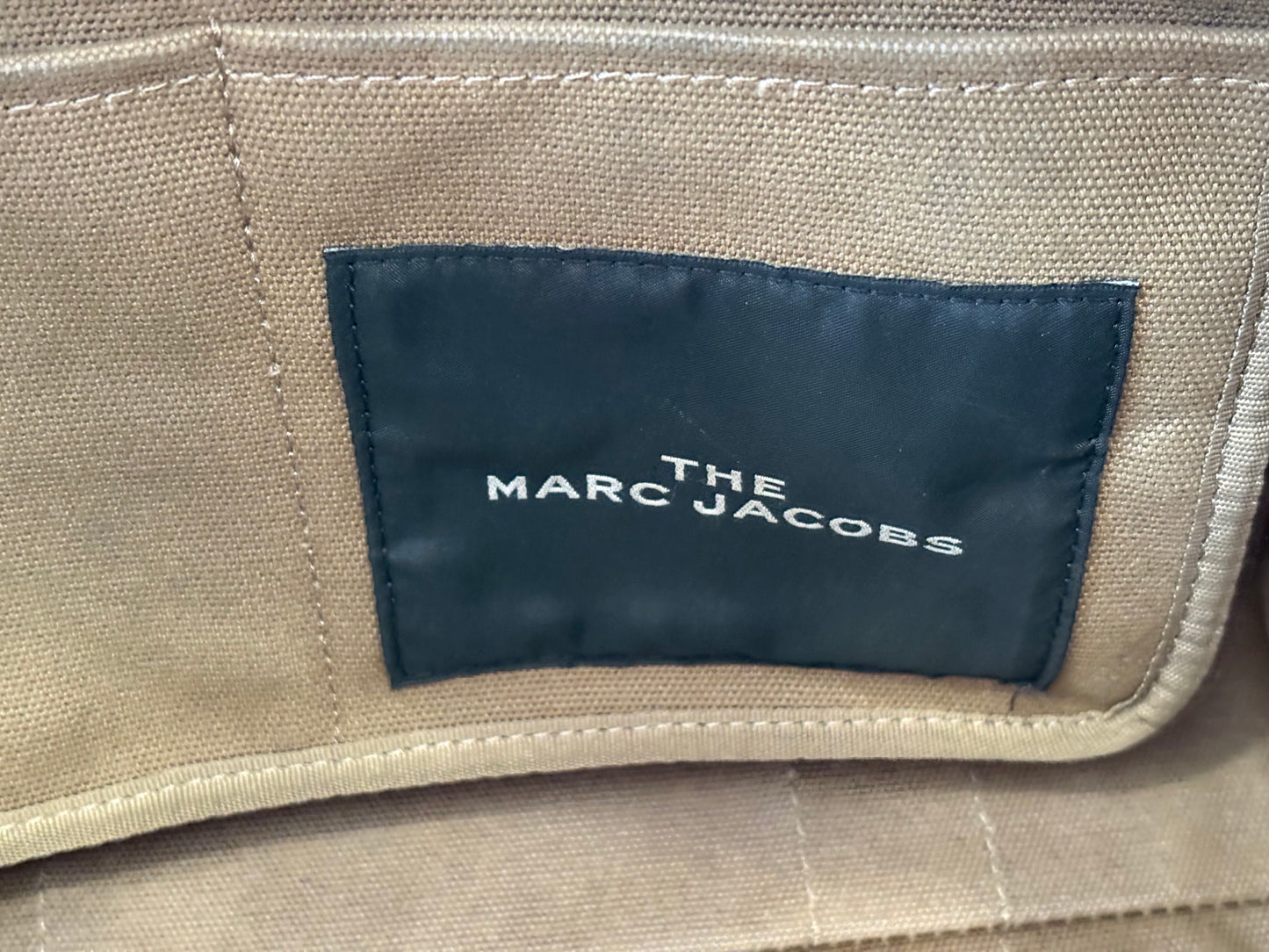 383684 - Marc Jacobs Traveler