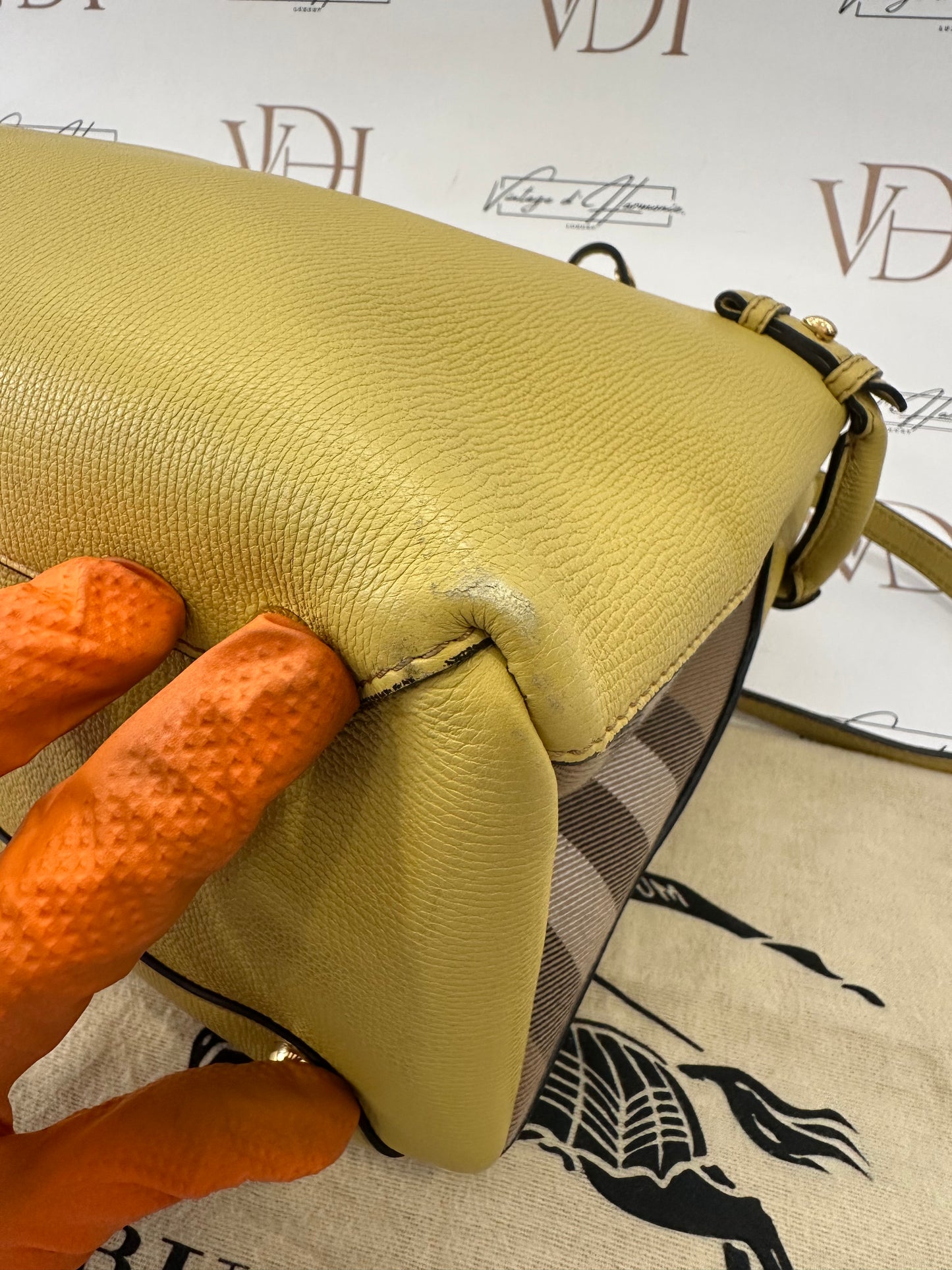 382633 - Burberry The Banner