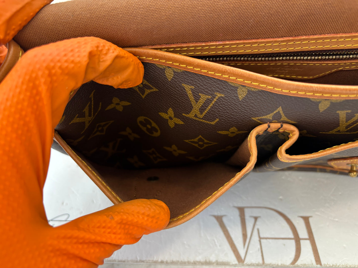 017154 - Louis Vuitton Gibeciere MM