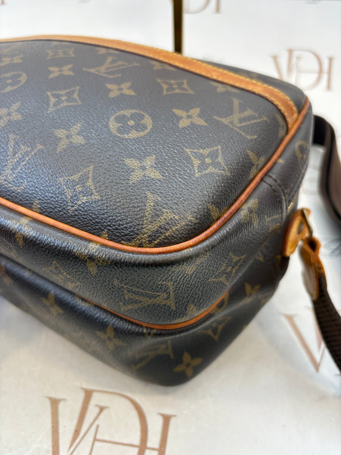 018947 - Louis Vuitton Reporter PM