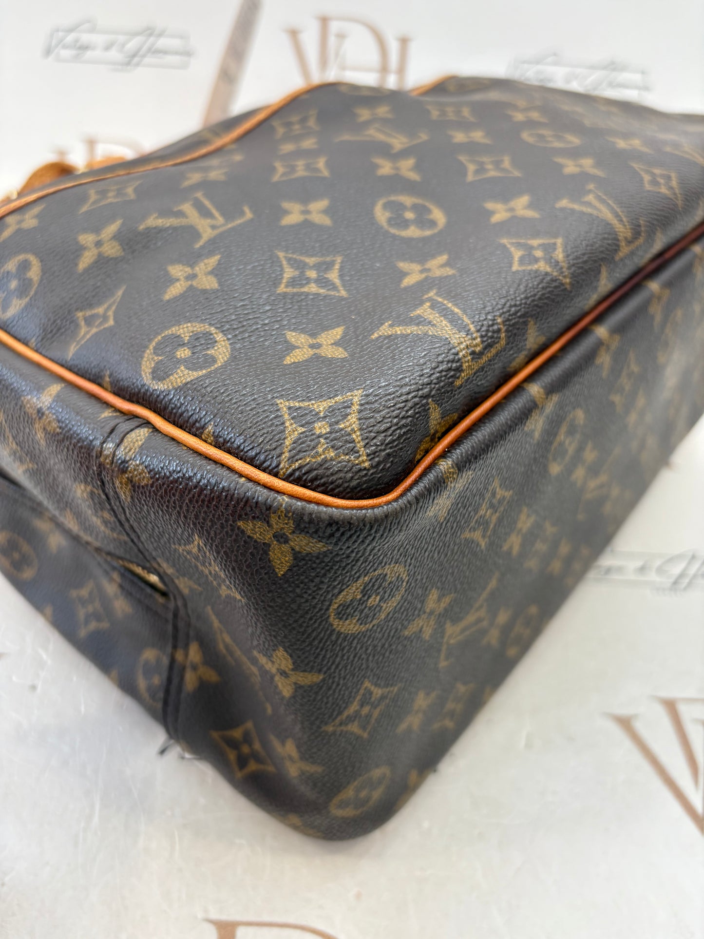 018941 - Louis Vuitton Deauville