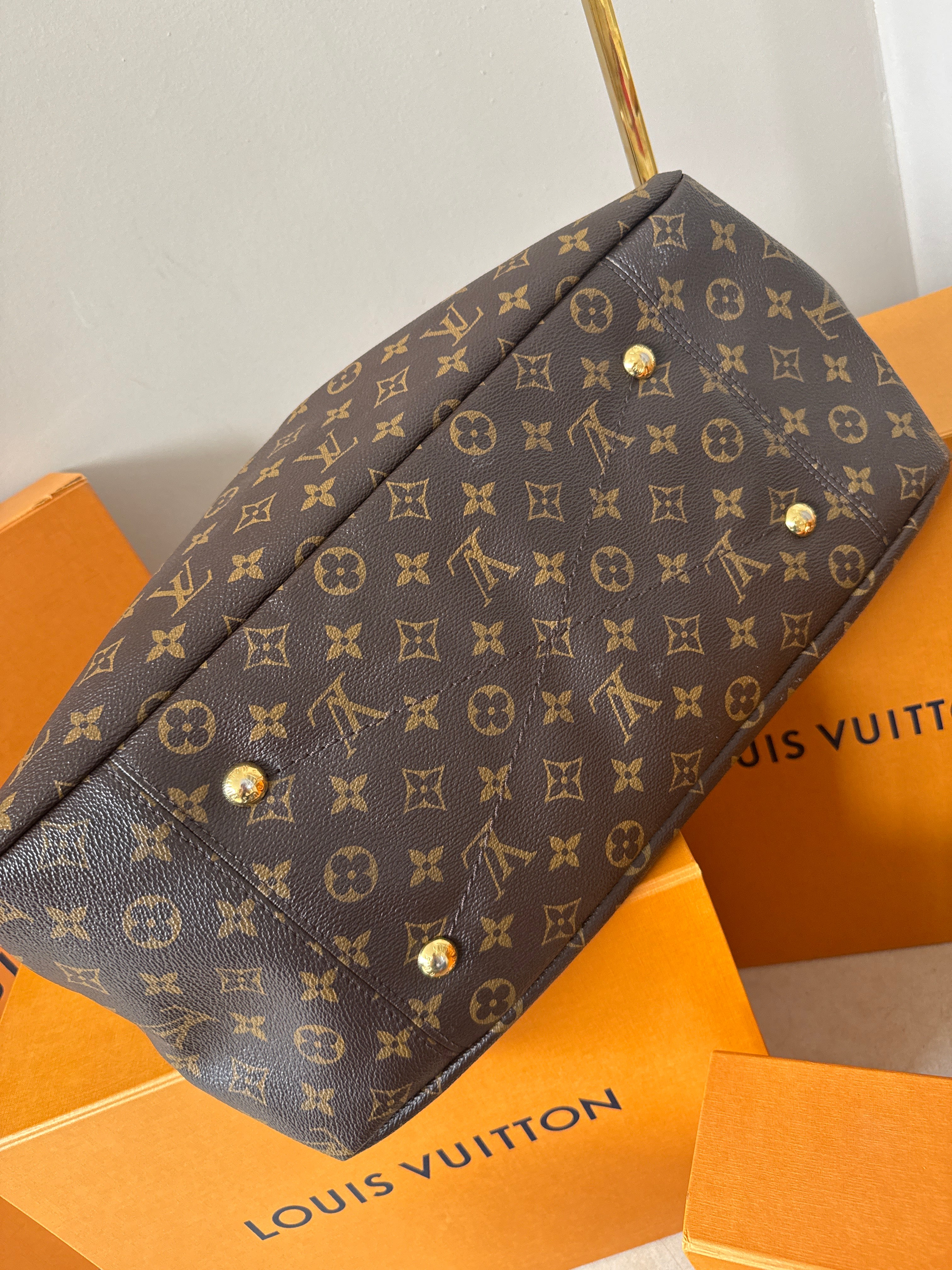 Louis Vuitton Artsy MM