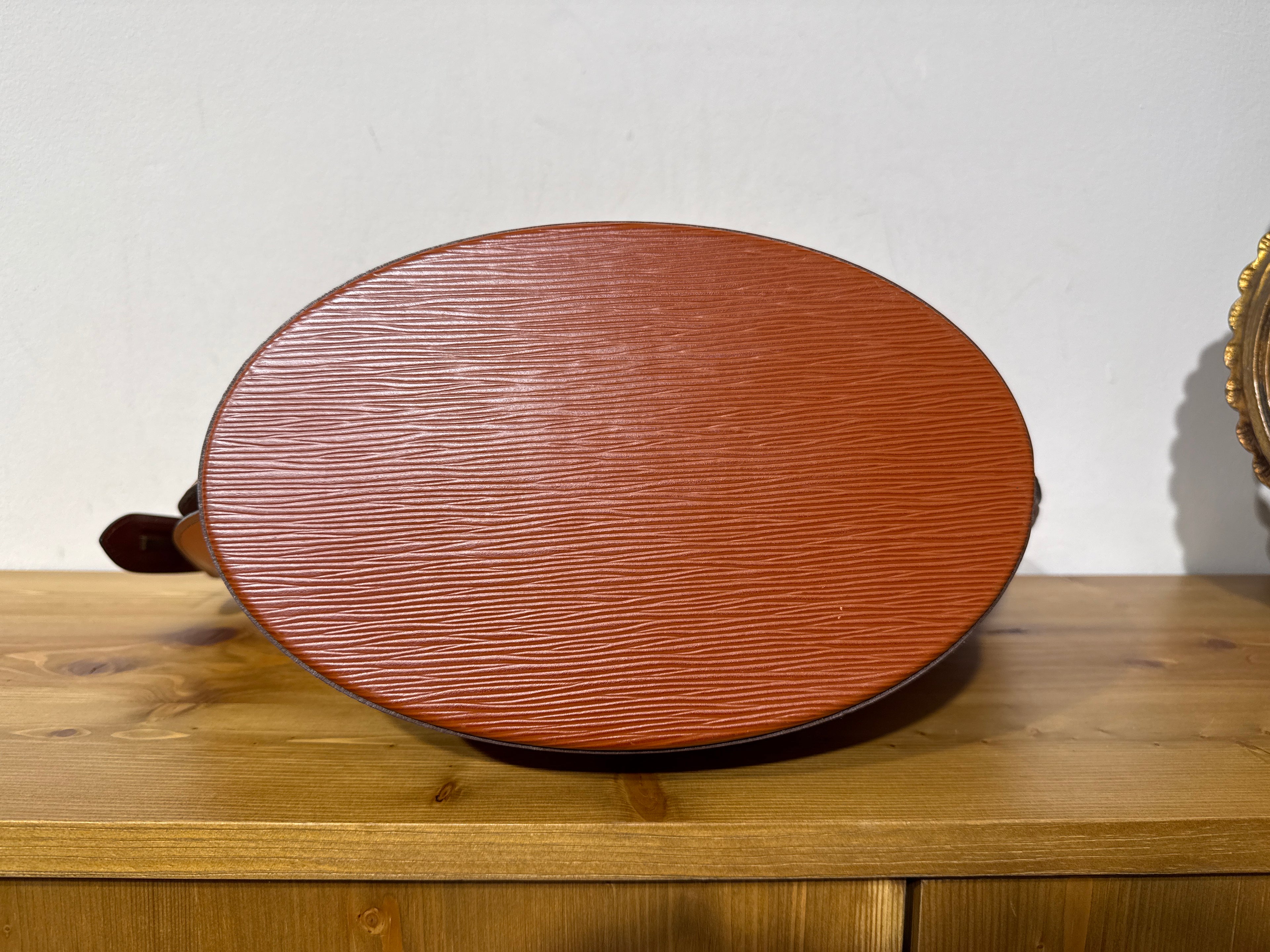 Louis Vuitton Epi Sanit Jacques Shopping