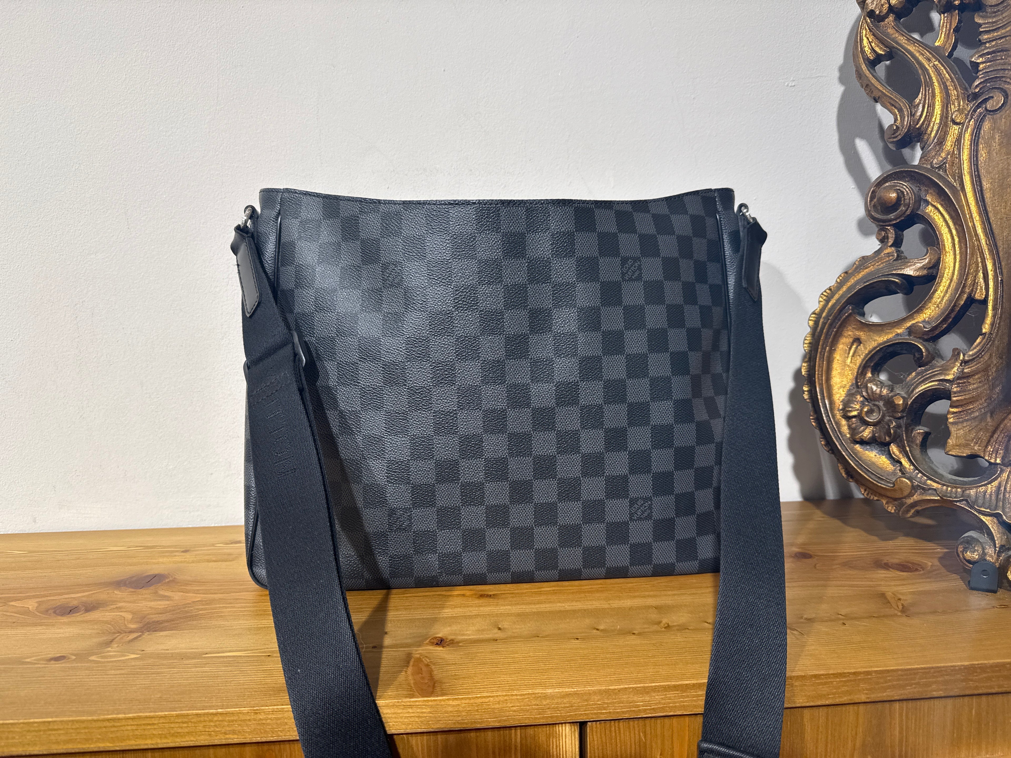 Louis Vuitton Messenger Damier